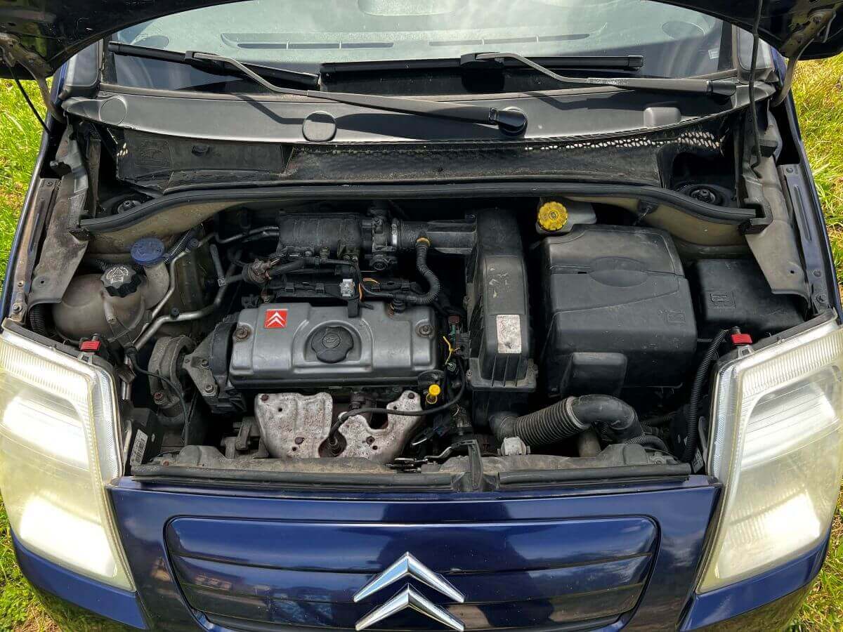 Compartiment moteur de voiture encrassé avant nettoyage cryogénique