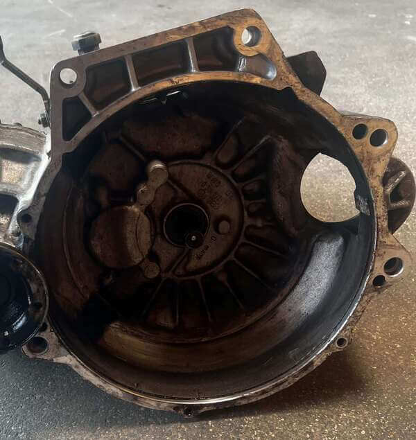 Pièce industrielle encrassée avant nettoyage cryogénique
