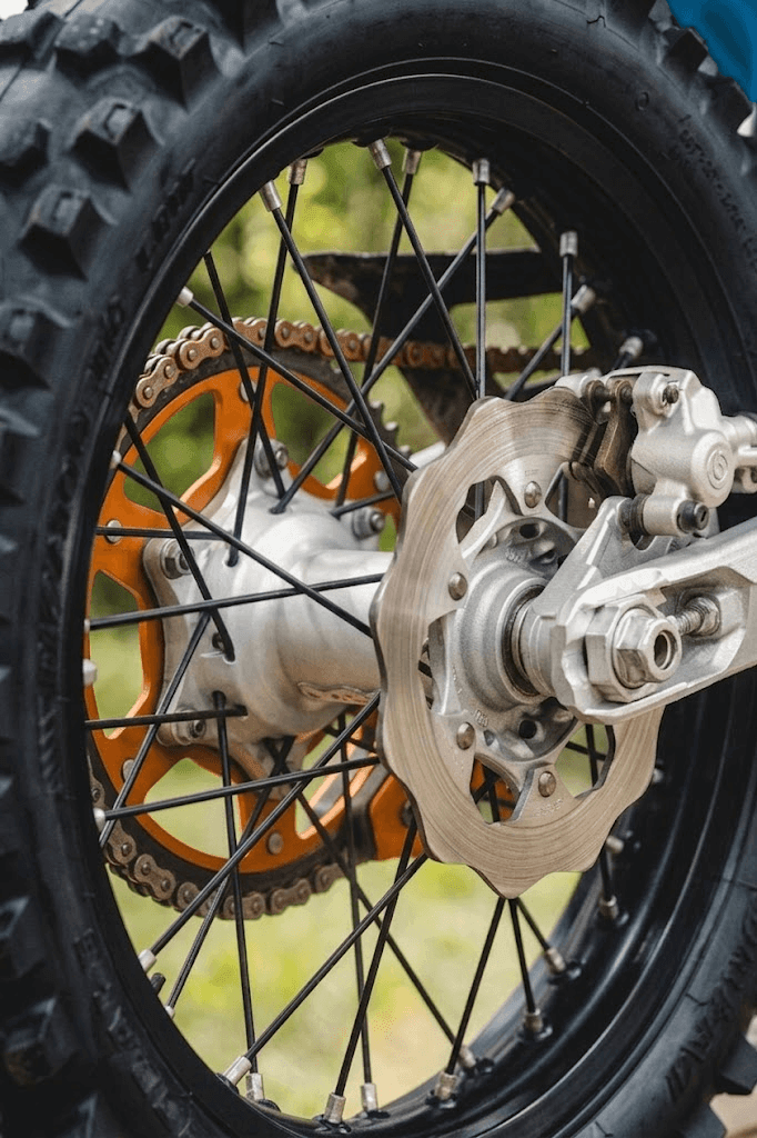 Jante moto et transmission dégraissées à sec par cryogénie