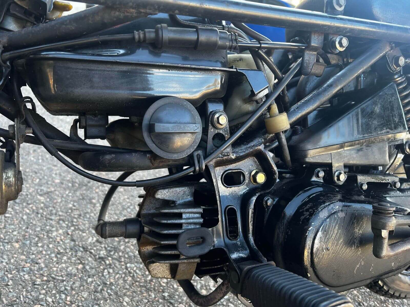 Moteur moto propre et restauré après projection de glace carbonique