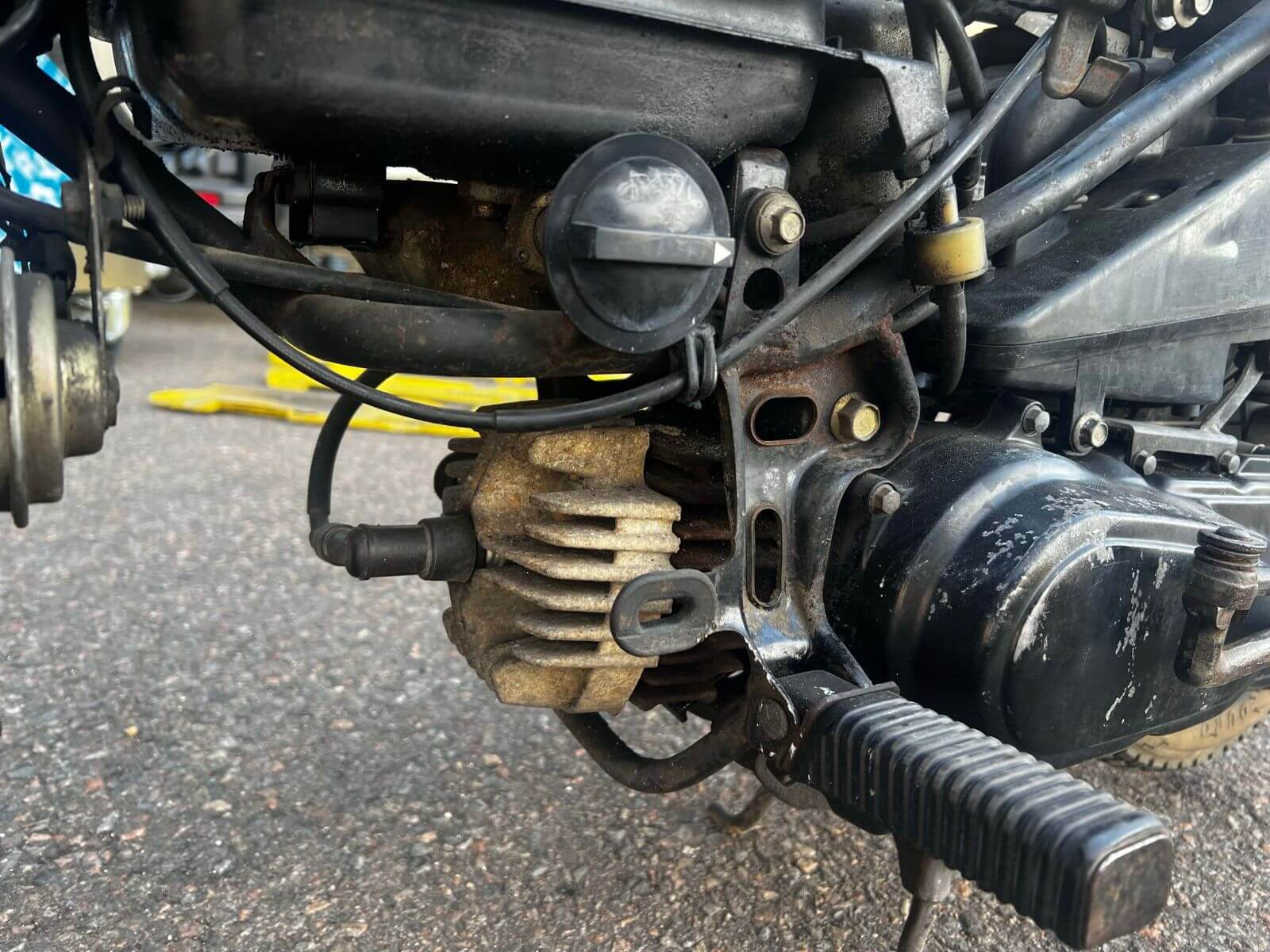 Bloc moteur moto et ailettes encrassés avant nettoyage cryogénique